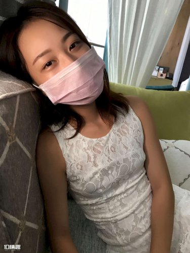 美女解开奶罩让男人揉